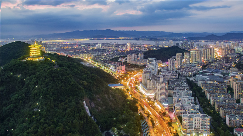 臺州新春第一會，3位企業家坐主席臺，書記到臺前為他們頒獎